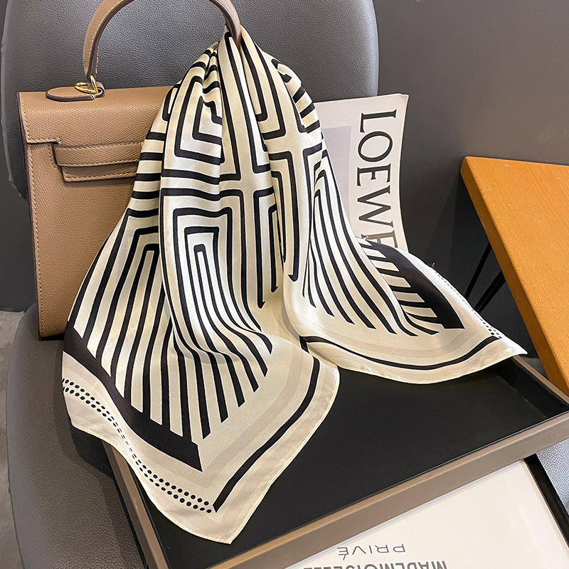 العلامة التجارية الفاخرة منديل - مراجعة Women Accessories Brands وسعره